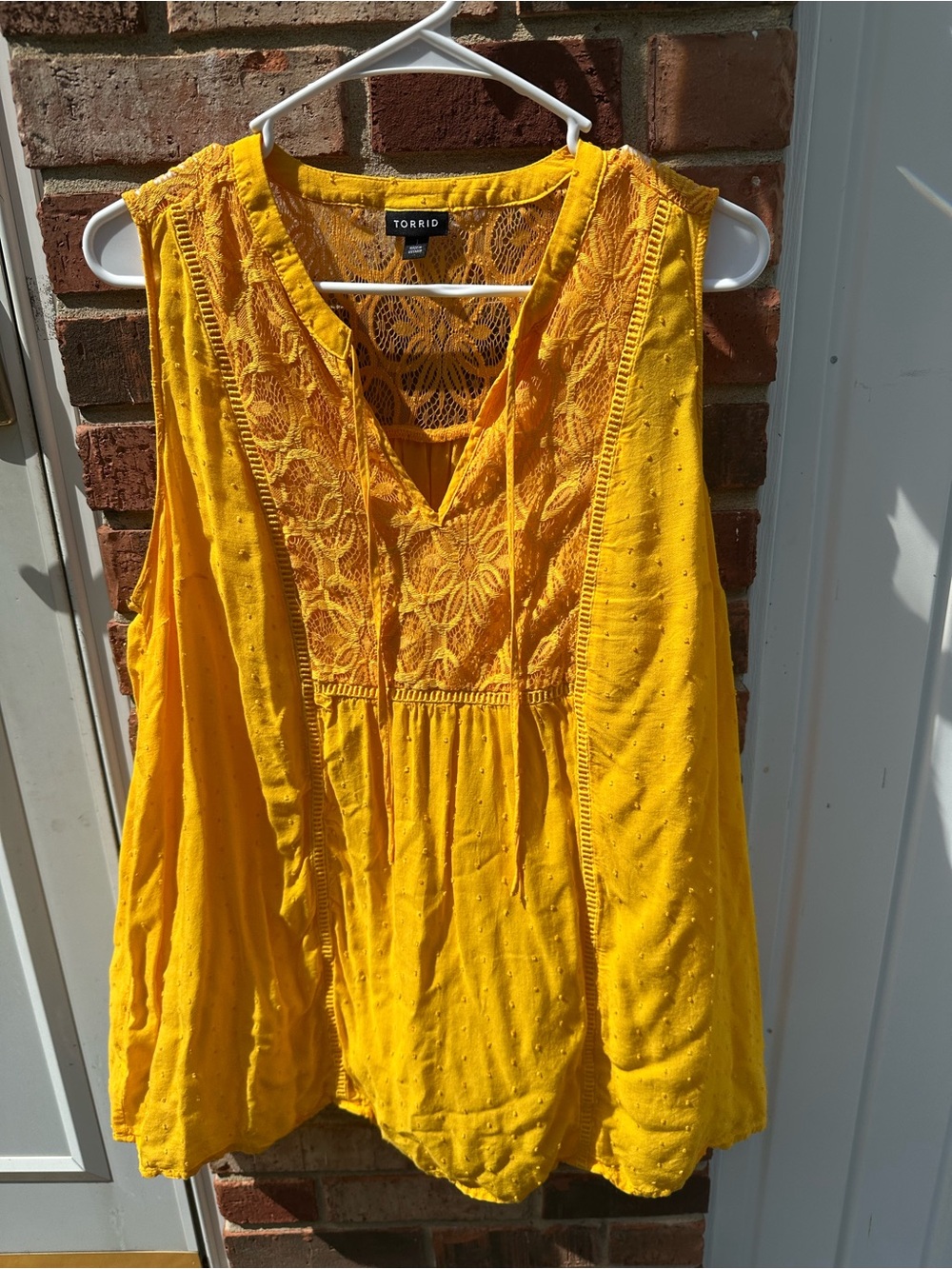 Torrid Swiss Dot‎ Crochet Inset V-Neck Bright Yellow Flowy Sleeveless Top Size 1